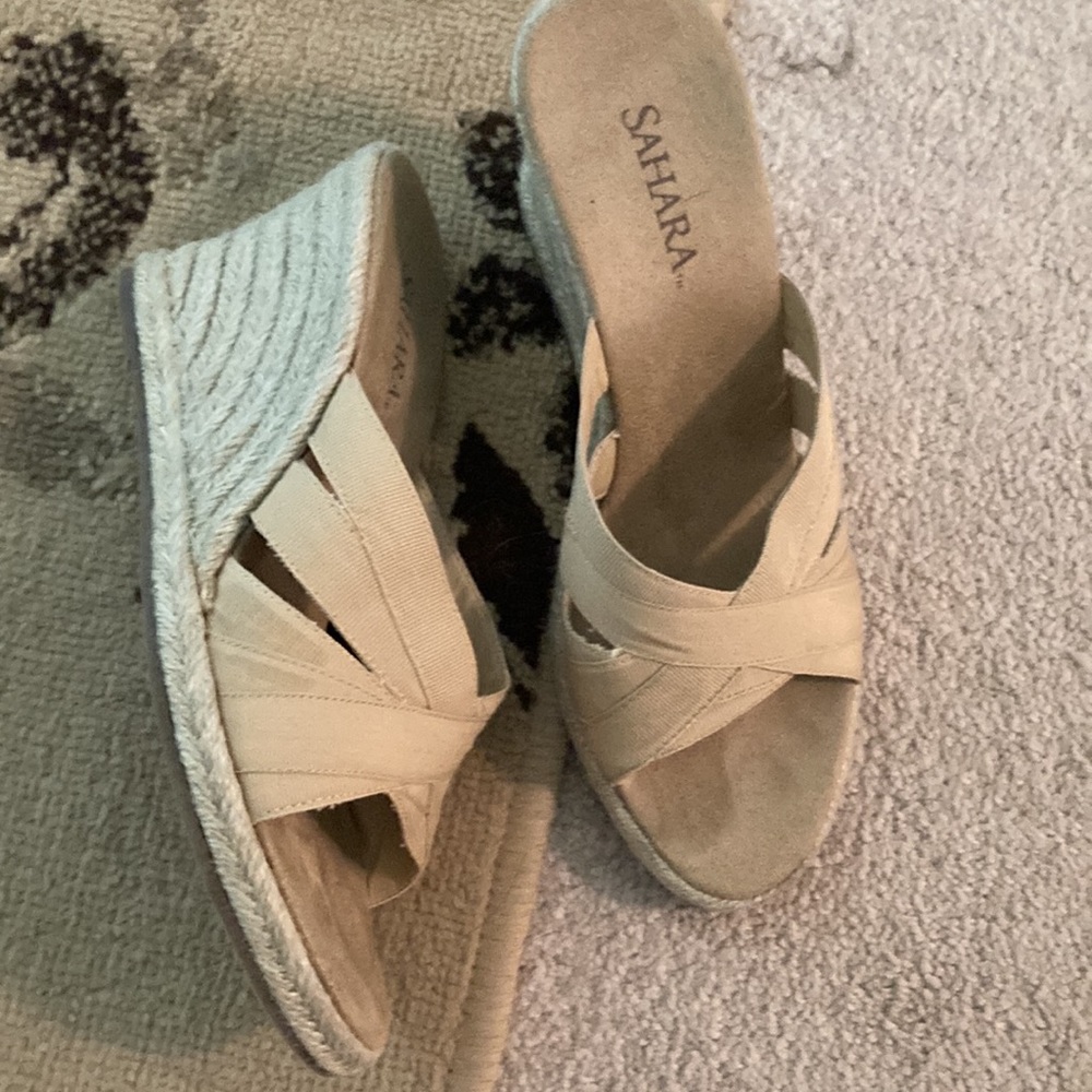 Womens tan w straw heel sandals sz 8